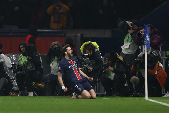 ВІДЕО. Поклав захисника спати. Як це було: Хвіча забив перший гол за ПСЖ