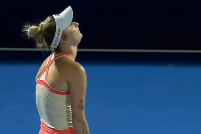 ВИДЕО. Фанаты дважды помешали Вондроушовой подать в матче со Свитолиной
