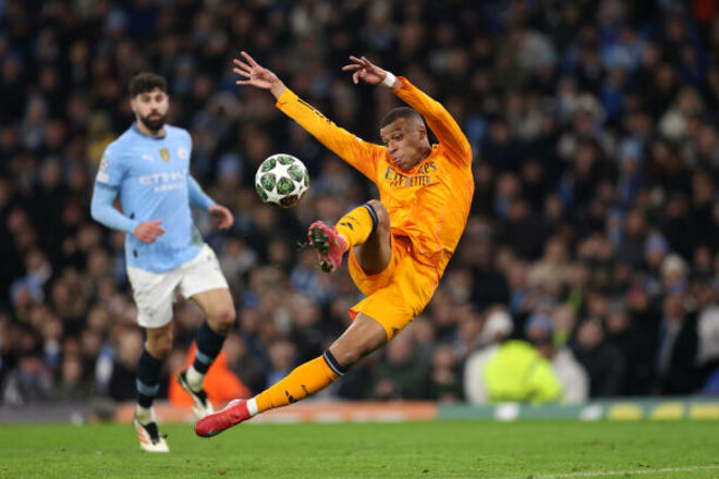 ВІДЕО. Незграбним ударом Мбаппе зрівняв рахунок для Реала у грі з Ман Сіті