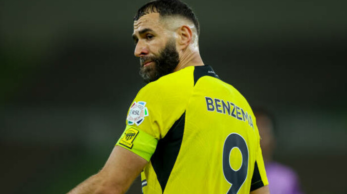 Футболіст відправив 3 букети 3-м різним жінкам у День Святого Валентина