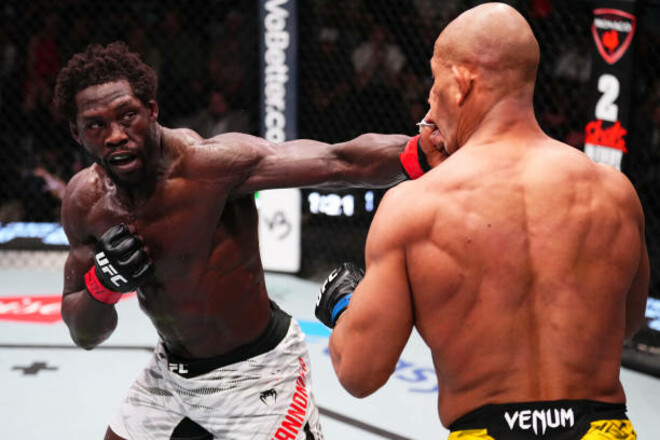 Каннонье дважды побывал в нокдауне, но вырвал победу в главном бою UFC