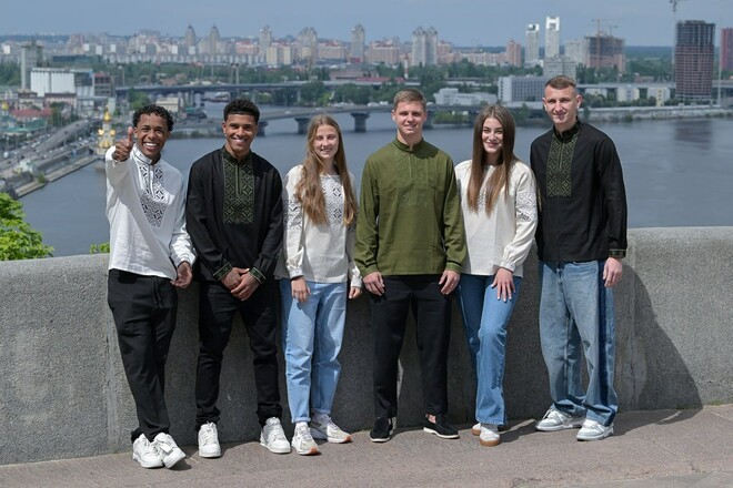 ФОТО. Шахтер презентовал особенную одежду на День вышиванки