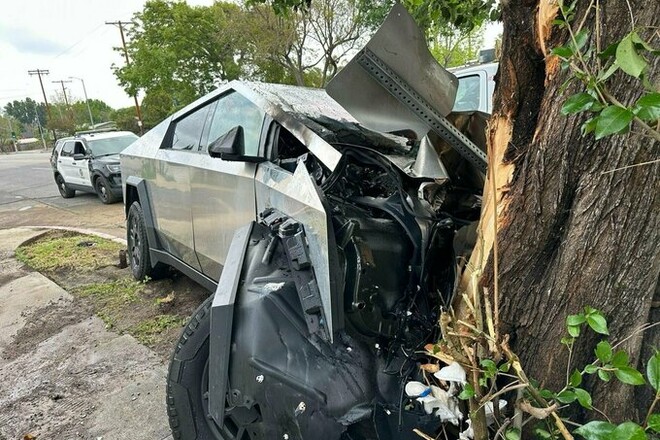 Гилберт Аренас сообщил, что в ДТП с его сыном Tesla сломалась на ходу