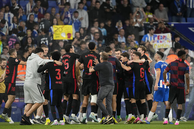 Прыгал даже Лапорта. В Барселоне показали празднование в раздевалке