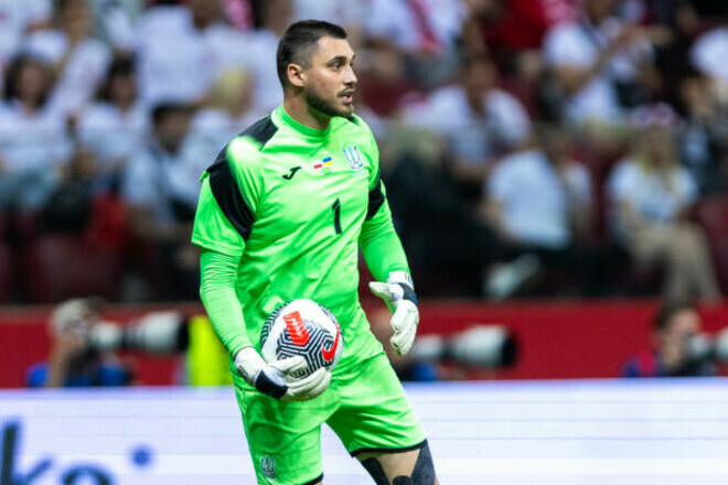 Стала известна оценка Бущана за матч с Аль-Риядом