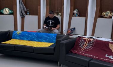 ФОТО. Усик показав, чим займається прямо перед поєдинком з Дюбуа