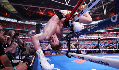 ФОТО ДНЯ. Лапин едва не выпал с ринга, раскинувшись через канаты