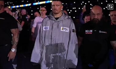 ВИДЕО. Как теперь прикид у чемпиона? Усик вышел на бой против Дюбуа