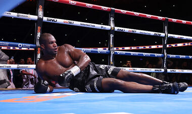 ФОТО ДНЯ. Дюбуа на Уэмбли «прилег отдохнуть» после нокаута от Усика