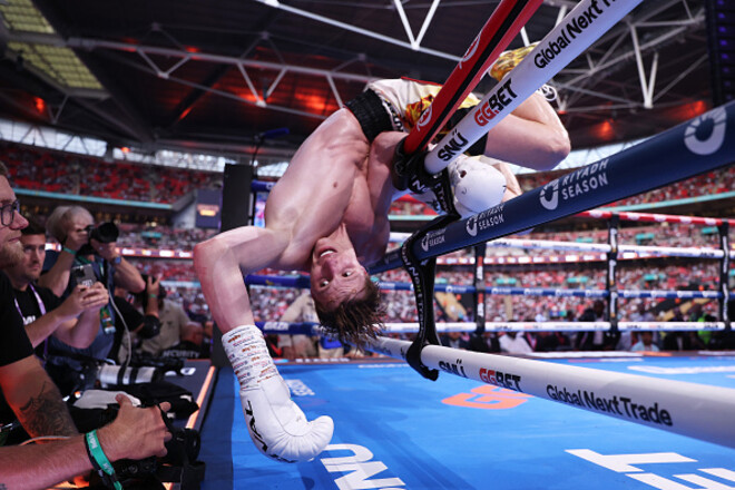 ФОТО ДНЯ. Лапин едва не выпал с ринга, раскинувшись через канаты