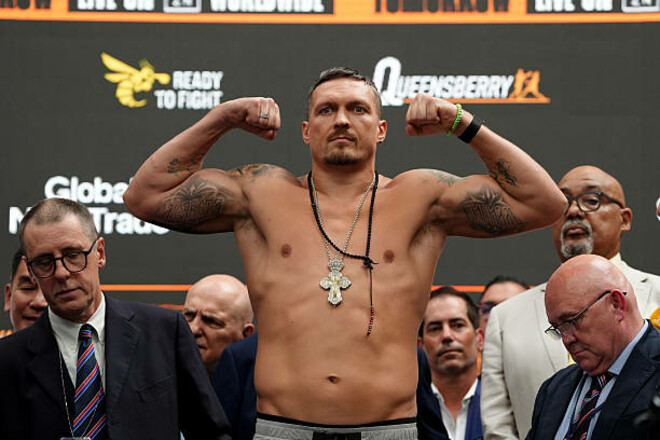 ВІДЕО. Розминка Усика перед поєдинком проти Дюбуа