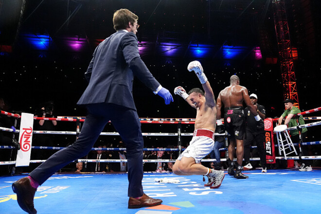 ФОТО. Реакция Усика после того, как отправил Дюбуа в нокаут