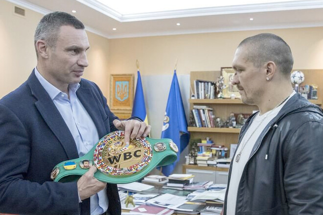 Кличко отреагировал на победу Усика и получил подарок