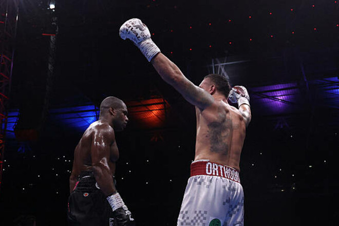 ФОТО. Зарядив просто в черешню. Як Усик загасив світло Дюбуа