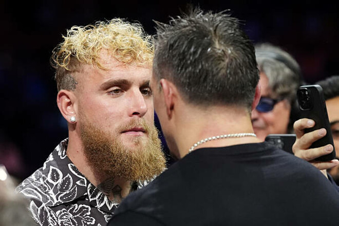 Усику бросили вызов после боя с Дюбуа. Он уже провел битву взглядов