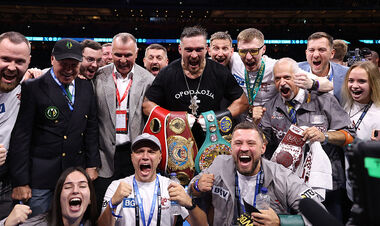 ФОТО. Абсолют: Усик отпраздновал победу над Дюбуа, нацепив все четыре пояса