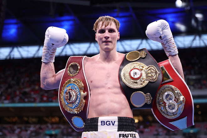 ФОТО. Український боксер сфотографувався з легендарним актором бойовиків