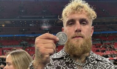 Джейк Пол після бою Усика показав у ринзі коїн української ОШБр