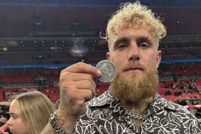 Джейк Пол після бою Усика показав у ринзі коїн української ОШБр