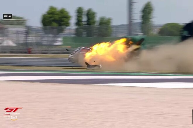 ВІДЕО. Жахлива аварія під час гонки. Автомобіль злетів з траси і вибухнув