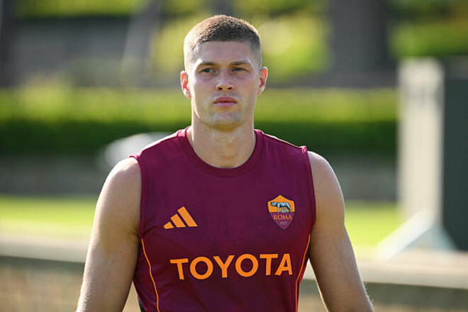 Довбик може несподівано піти з Роми після зміни номеру. Є топ-варіант