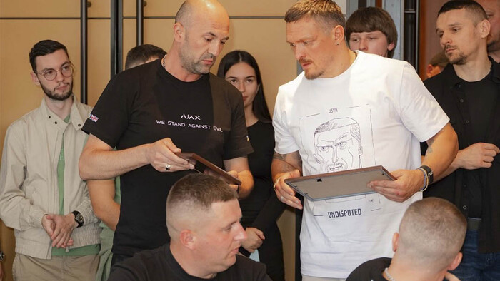 ФОТО. Усик и Шевченко провели закрытую встречу с украинскими военными