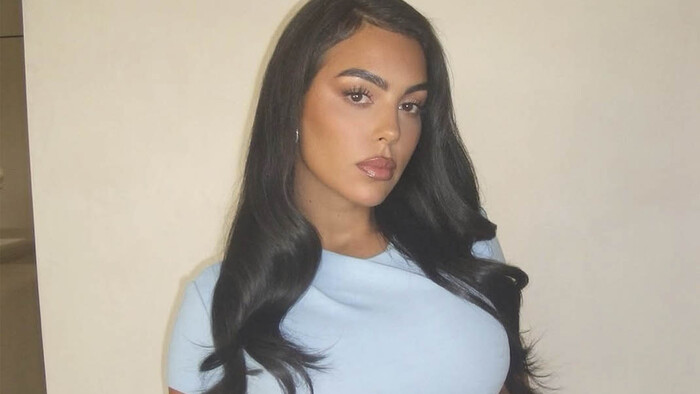 Джорджина Родригес снова разозлила фанов откровенными фото из церкви