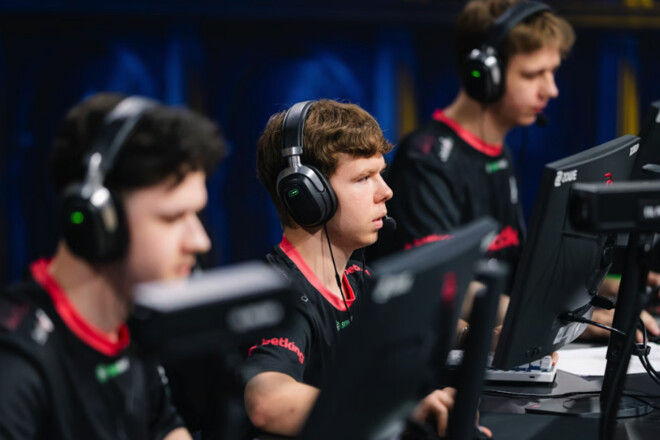 B8 – FlyQuest. IEM Cologne. Перший етап. Дивитись онлайн. LIVE трансляція