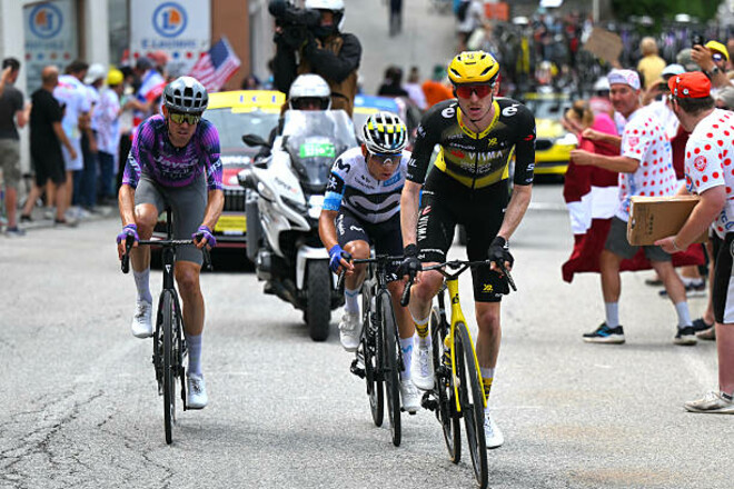 Tour de France 2025. Полиция жестко задержала фейкового гонщика