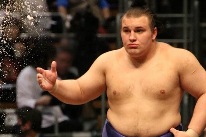 Украинский сумоист лидирует с 11 победами на июльском турнире в Японии