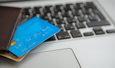 Власти Британии расследуют злоупотребления картами помощи