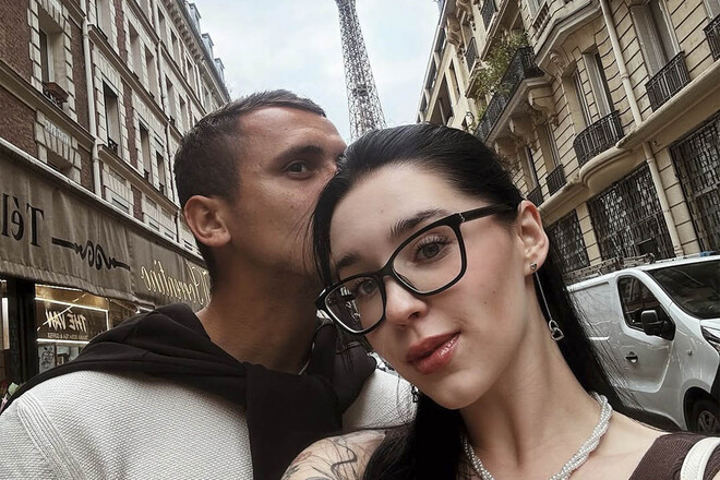 Photo. UPL Club football player rests with his wife in Paris