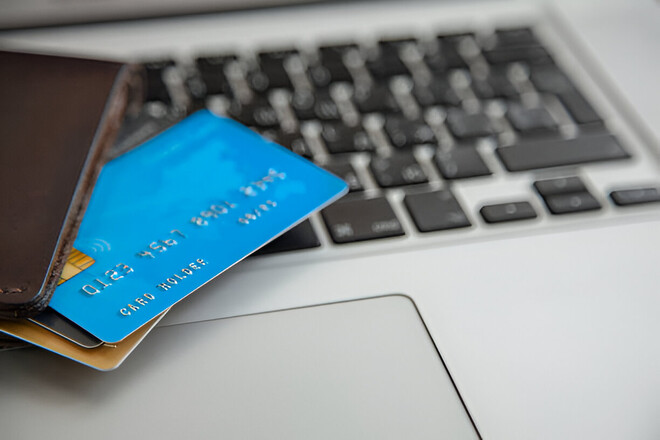 Власти Британии расследуют злоупотребления картами помощи