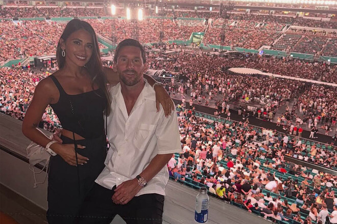 ВІДЕО. Мессі та Антонела вразили своєю появою на концерті Coldplay