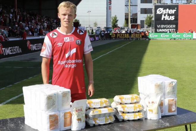 Яйца, овсянка и молоко. Брюне снова оригинально наградил лучшего