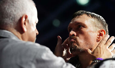 Усик вернулся в Украину после яркой победы над Дюбуа в Лондоне