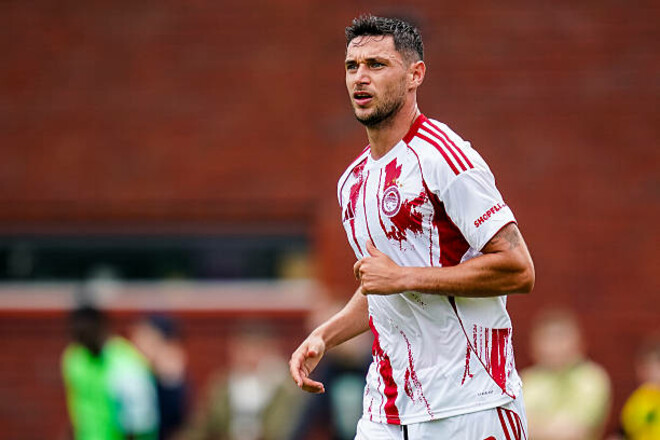 Нападающий сборной Украины удивил клуб своим решением