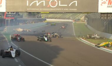 ВИДЕО. Масштабная авария на старте Ф4. Украинец не пострадал