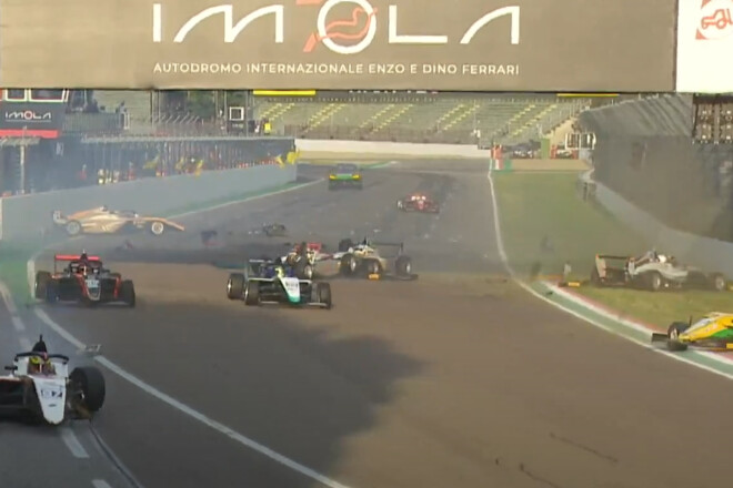 ВИДЕО. Масштабная авария на старте Ф4. Украинец не пострадал