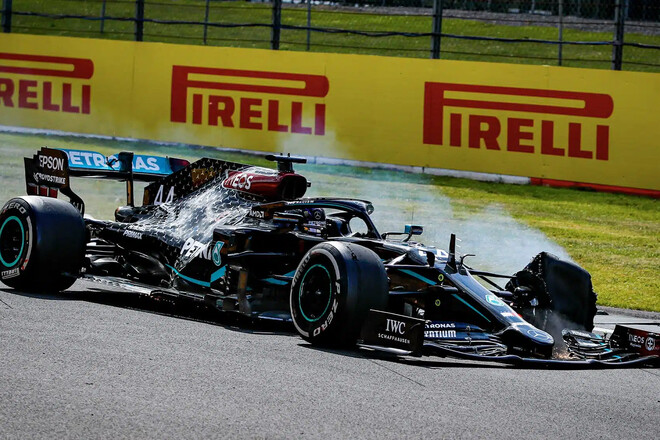ФОТО. Рівно 5 років тому. Як Льюїс Хемілтон переміг на трьох колесах