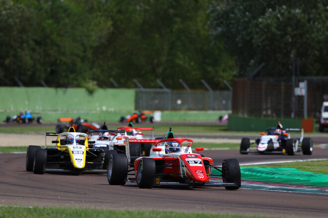 Украинец Бондарев в битве за победу в Формуле-4. Смотреть онлайн LIVE