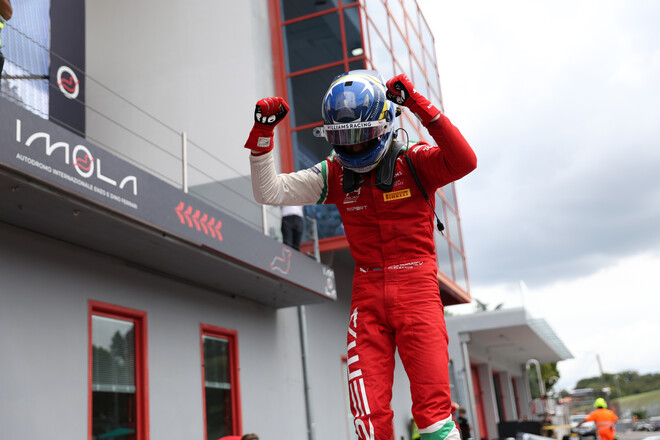 Історичний успіх. Українець Бондарев уперше виграв гонку Формули-4