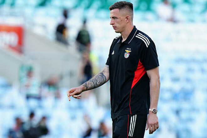 ФОТО. Голкіпер збірної України похизувався подарунком від Усика