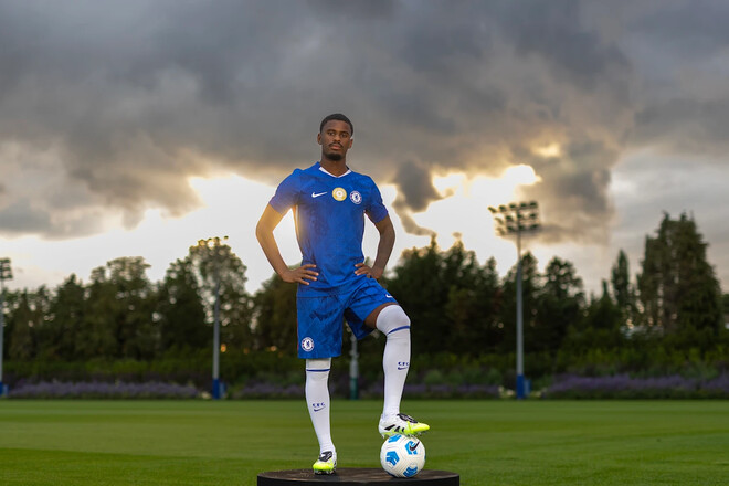 ОФИЦИАЛЬНО. Челси объявил о подписании 19-летнего защитника