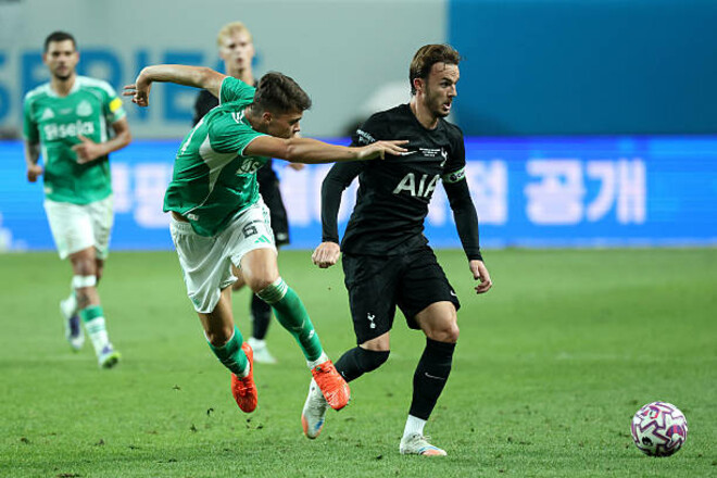 Забрали на носилках. Лидер Тоттенхэма получил серьезную травму колена