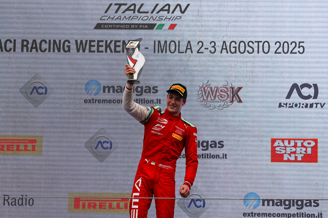 Команда Формули-1 привітала Бондарева з першою перемогою в Формулі-4