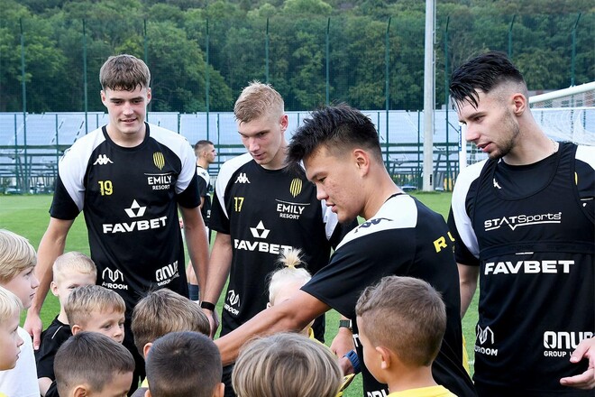 ФОТО. Ближе к команде. Клуб УПЛ провел открытую тренировку