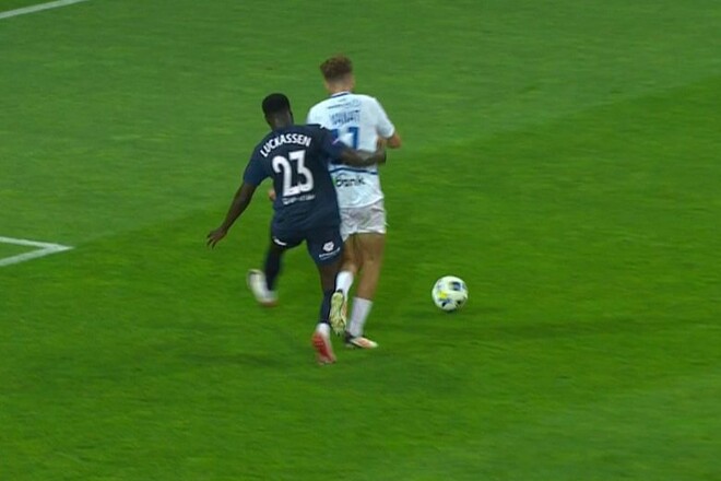 Суддя призначив пенальті для Динамо, але скасував його після перегляду VAR