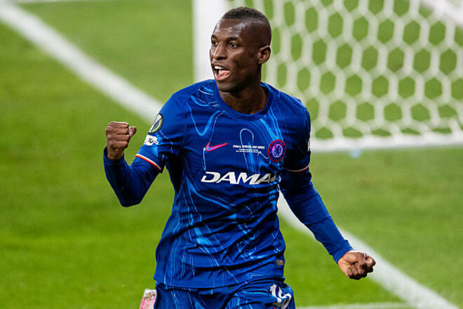 После провала с Шешко. Ньюкасл сделал запрос по форварду Челси