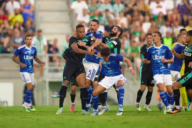 ВИДЕО. Бетис и Комо устроили массовую драку во время товарищеского матча